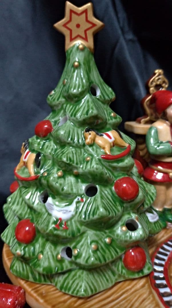 ビレロイボッホ　サンタとエルフと暖炉の置物