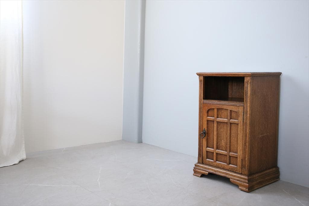 英国アンティーク木製ベッドサイドキャビネット/机/ナイトテーブル(92-106)