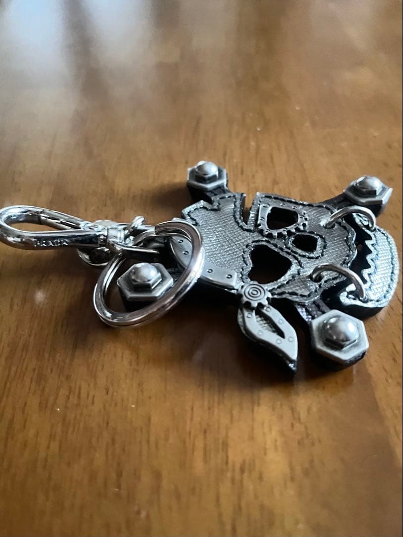 美品！プラダ　スカル　キーホルダー