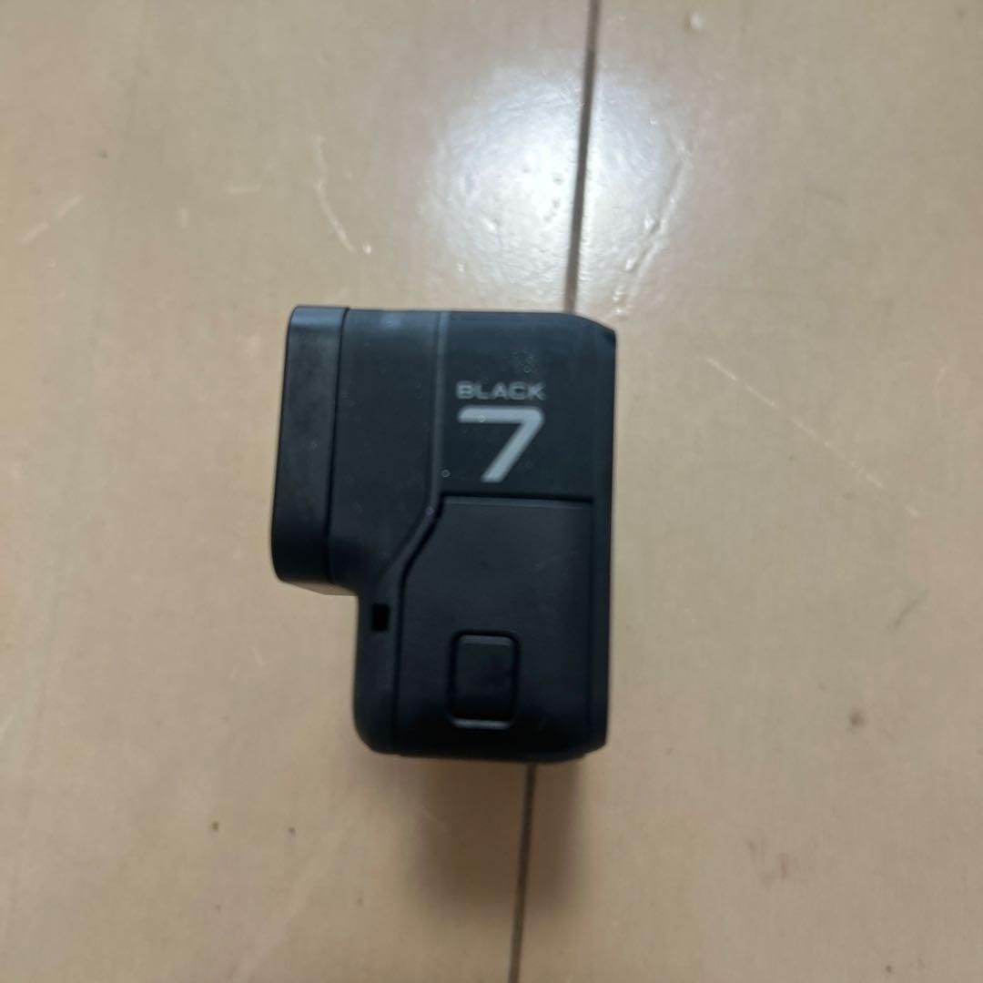 GoPro Hero7 本体と充電ケーブル