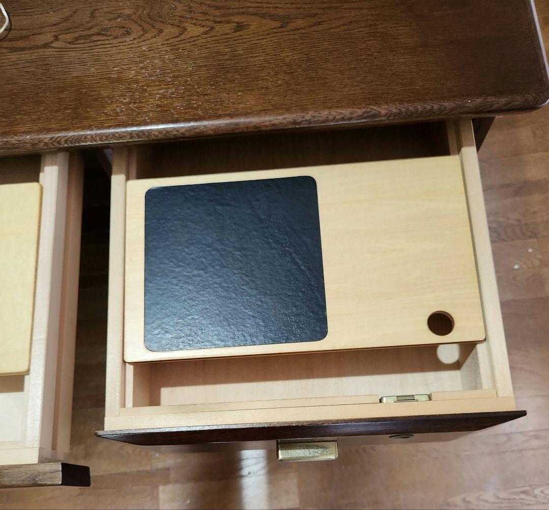 木製事務机、岐阜キャビネット株式会社製 両サイド引き出し、電源コンセント6個付き