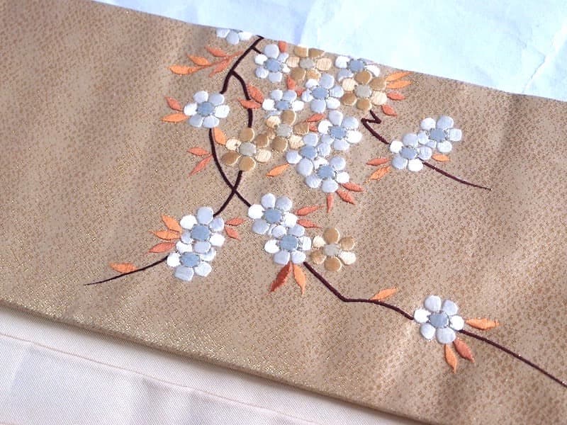 刺繍入　九寸名古屋帯（桜のような）長366 正絹美品
