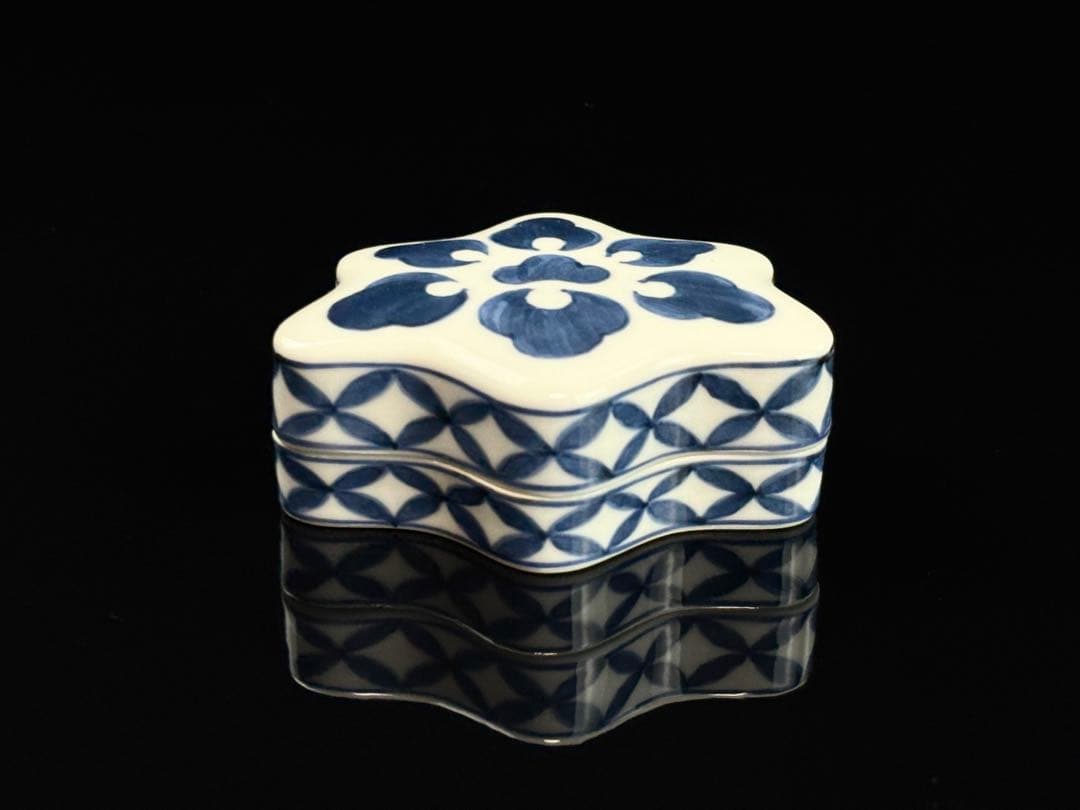 花蝶窯【手塚充(石雲)】造 染付花カツミ 香合 共箱共布栞付 C−2725