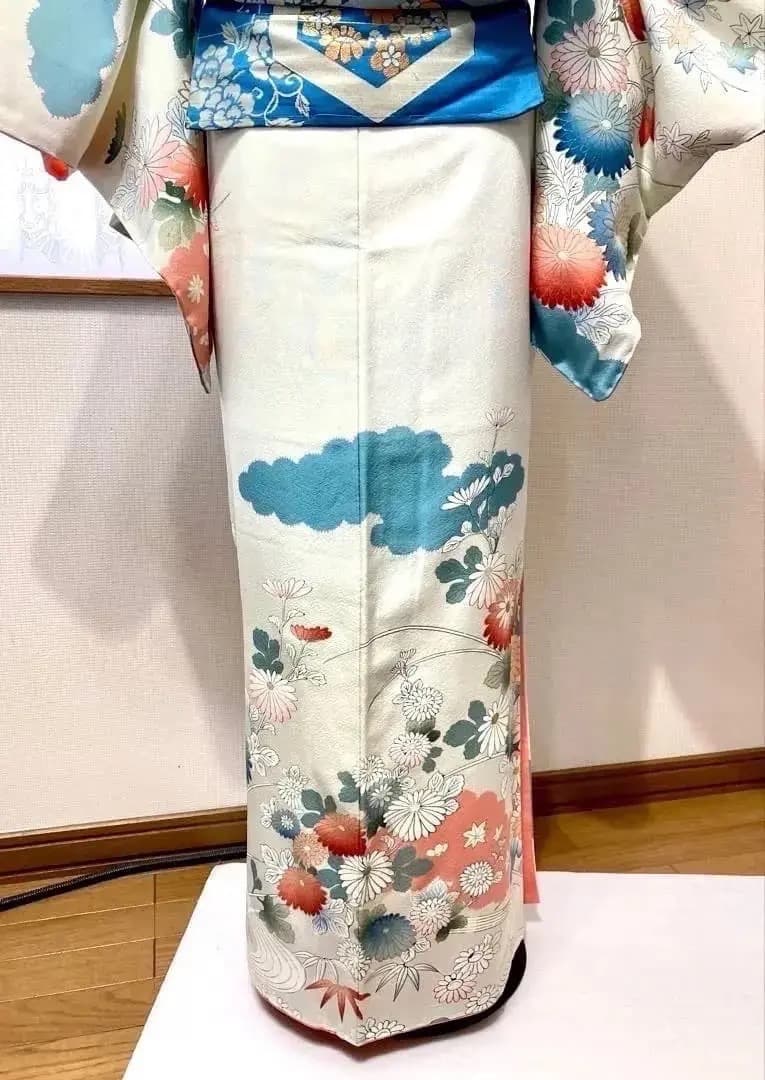 春のお出かけ 正絹縮緬着物 昭和の頃のお品物 アートシーンへのお出かけ