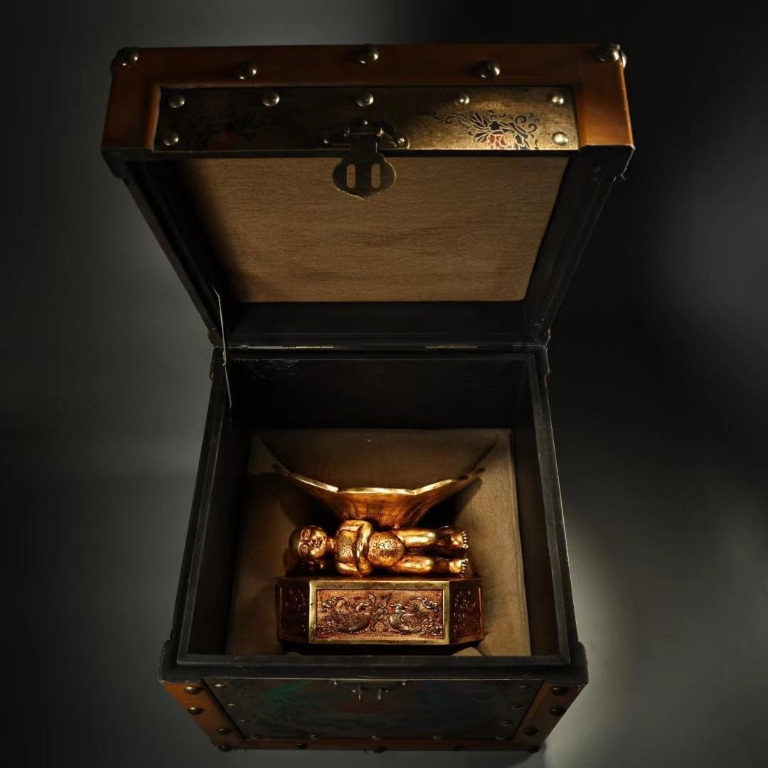 中国古美術・珍品旧蔵・鎏金童子龍鳳枕・鏨刻鎏金・純銅製・高浮彫・箱付き・置物