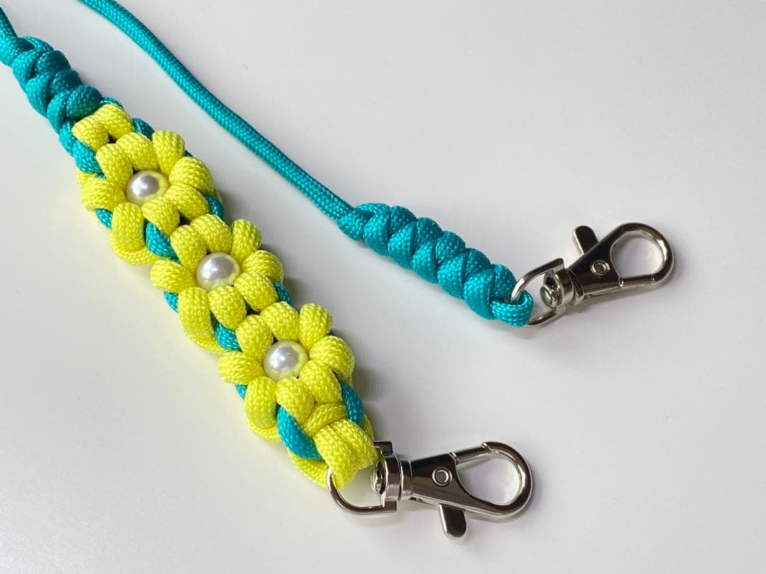 【ハンドメイド】パラコード・スマホ用お花柄ショルダーストラップ