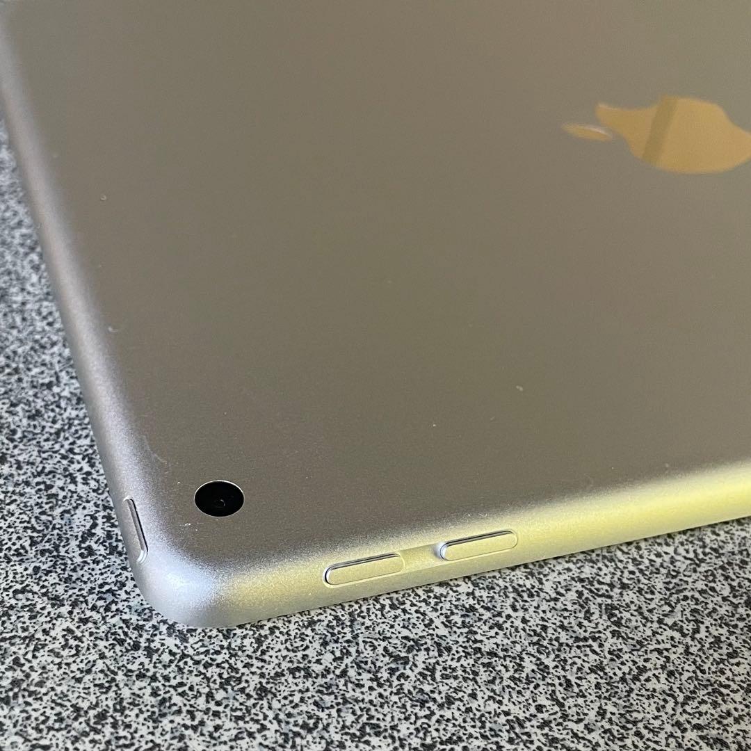 D7 iPad 第5世代 シルバー 32GB Wi-Fi A1822