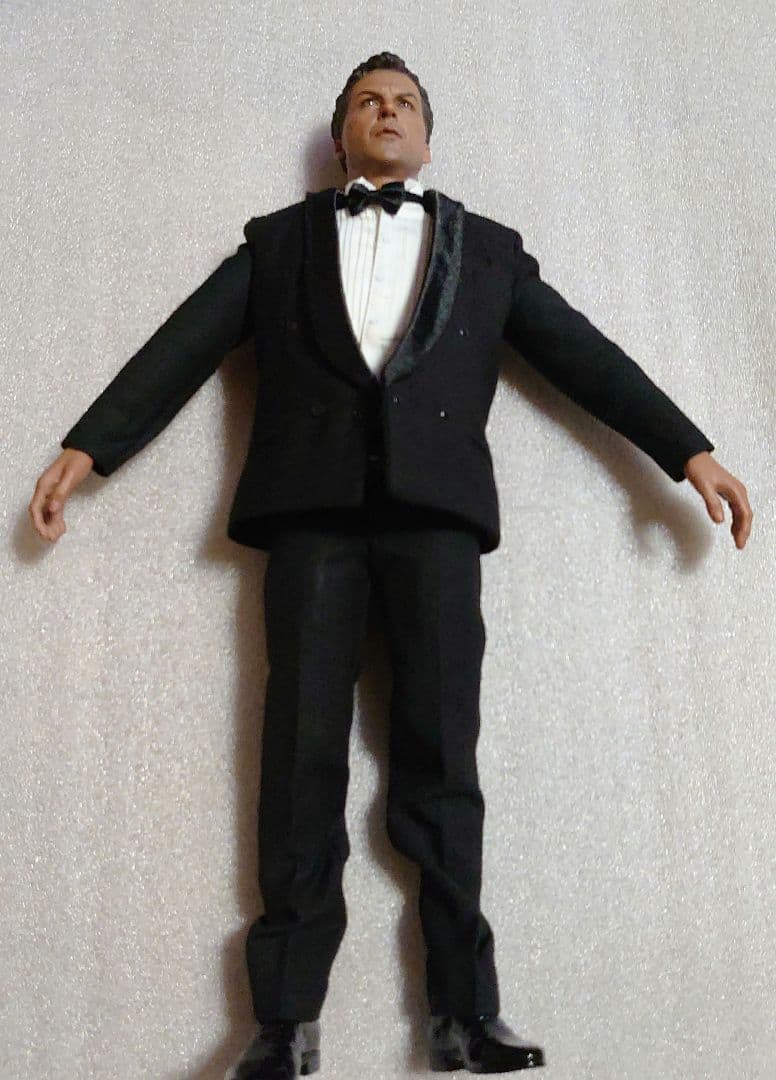 最終値下げ ホットトイズ ブルース・ウェイン 1/6 フィギュア