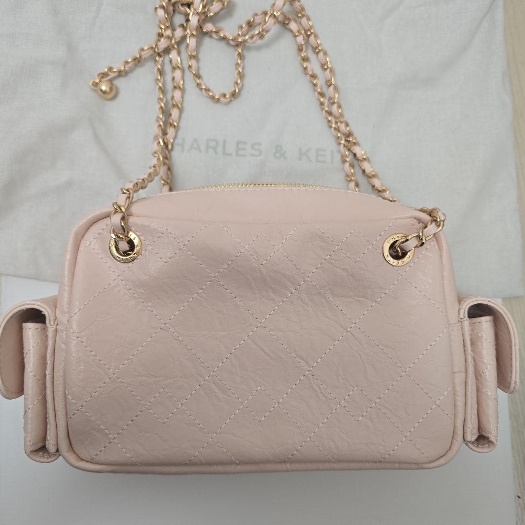 チャールズアンドキースDuo ドゥオ キルトクロスボディーバッグ ピンク