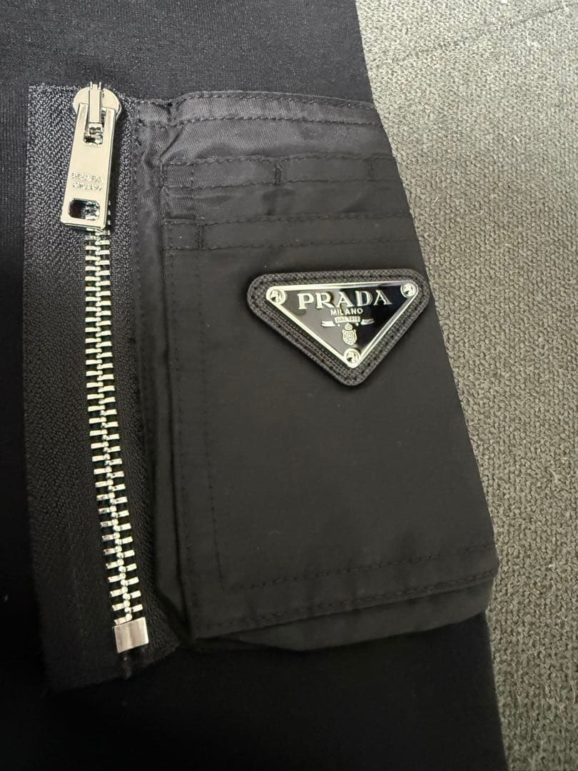 prada ロゴプレートトレーナー　Lサイズ　タグ付き　定価269500