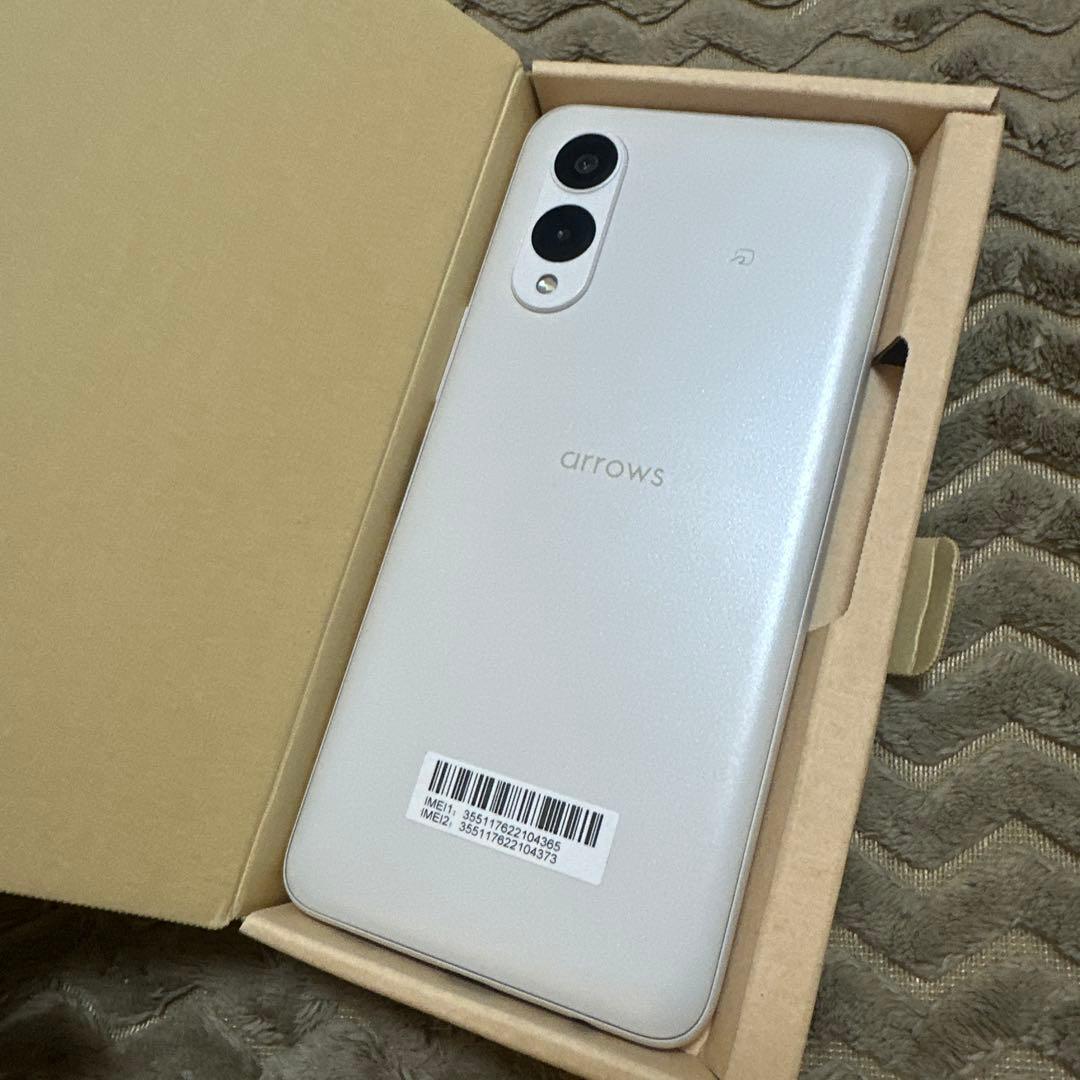 ほぼ新品arrows we2ミストホワイト