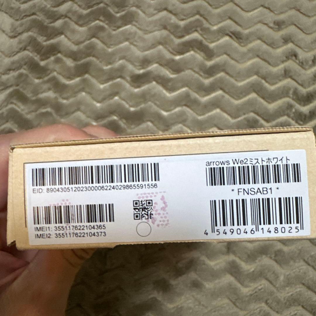 ほぼ新品arrows we2ミストホワイト