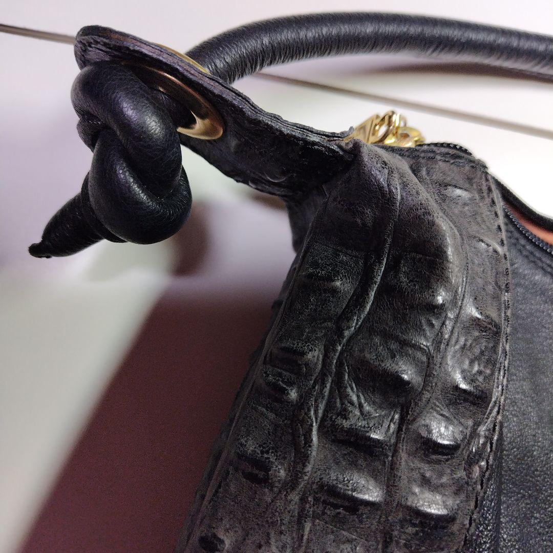 イタリア製　黒のショルダーバッグ クロコダイル風