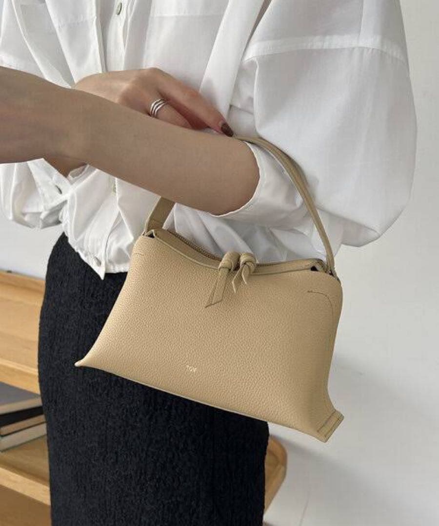 ベージュ レザー ショルダーバッグ（まぁ ）