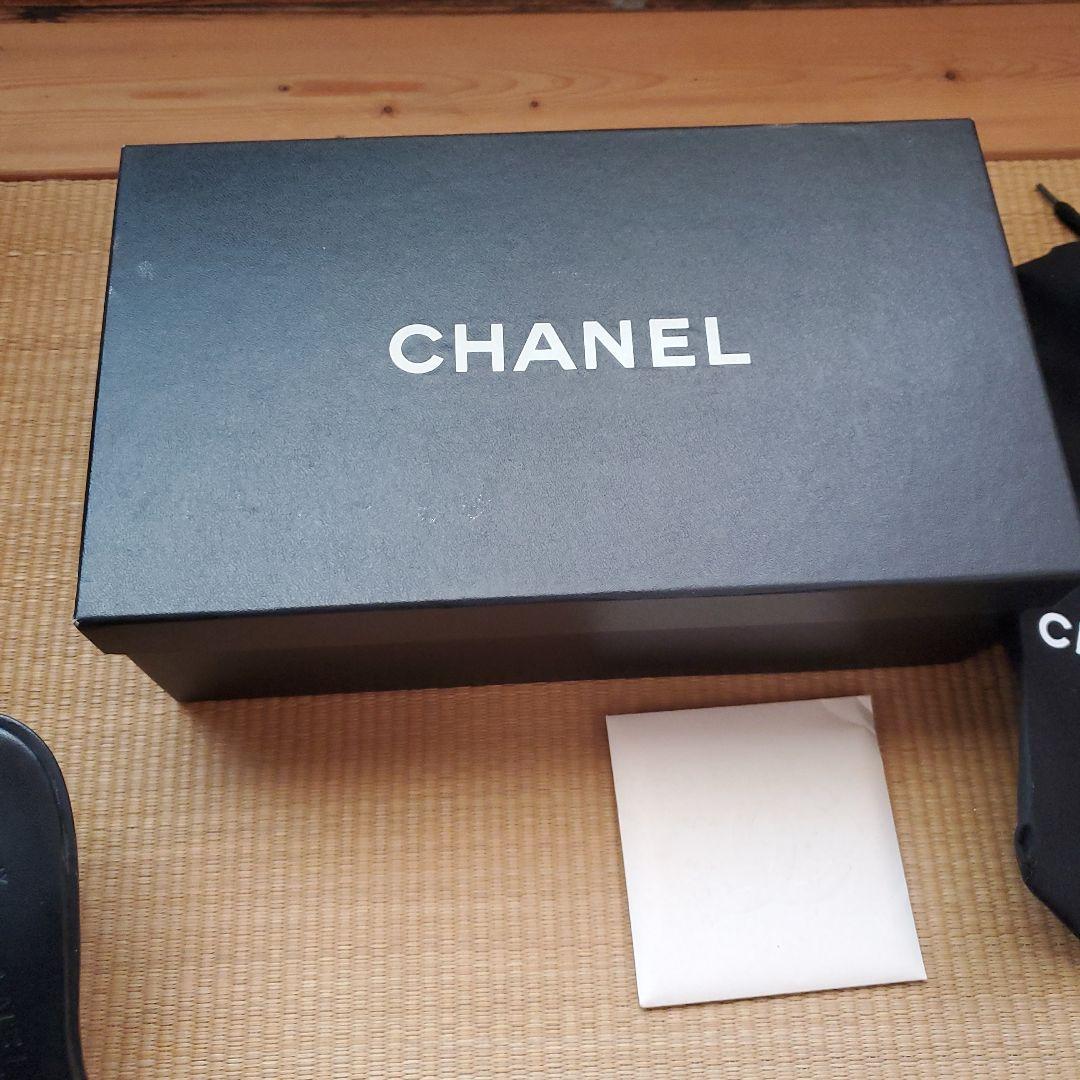 CHANEL 黒 ミュール ロゴ入り