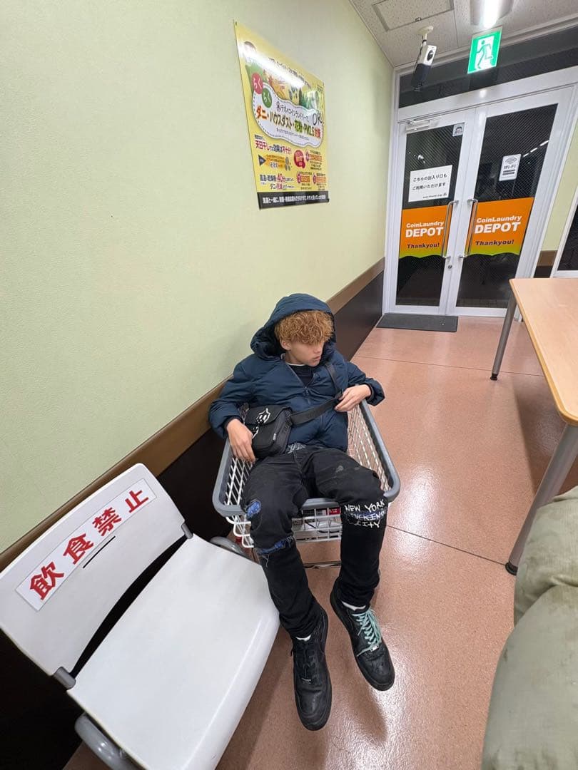 KSUBI ブラック スリムフィット デニムパンツ