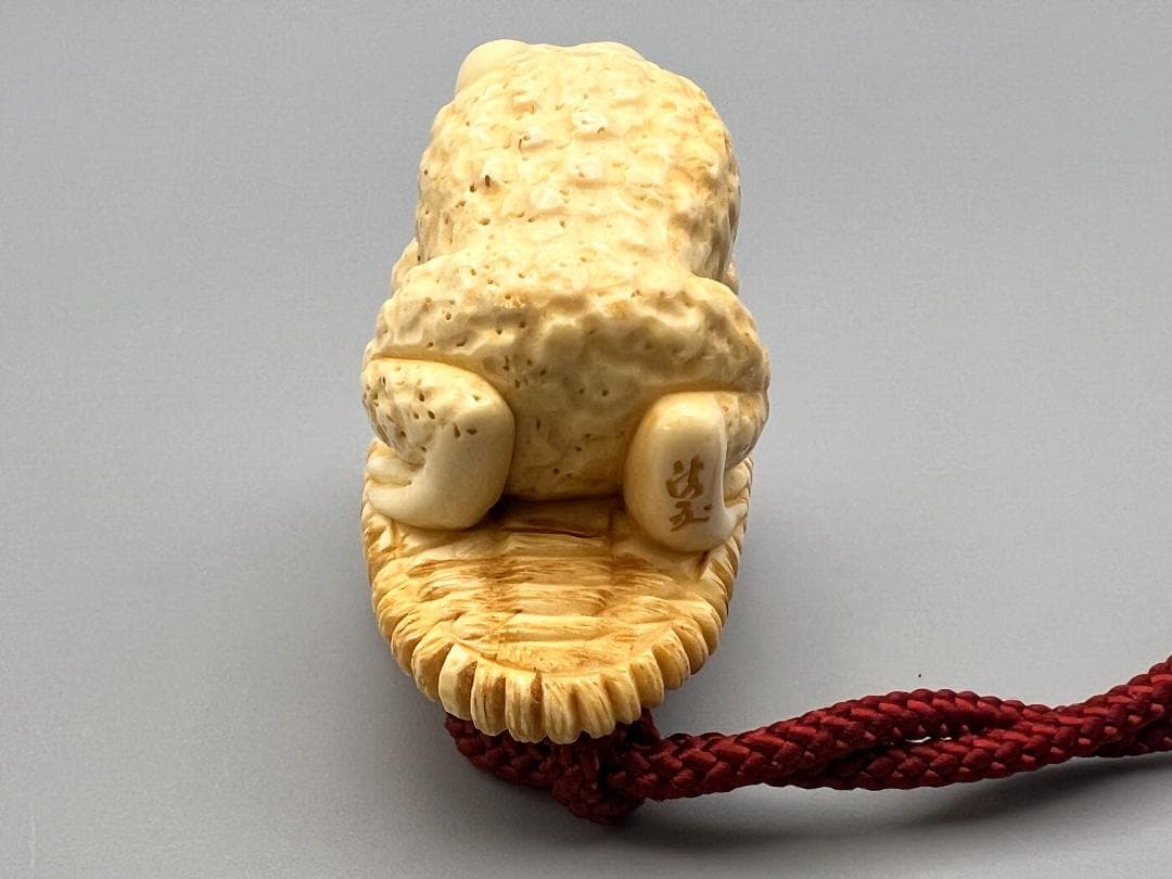 印籠 時代 三段 緒締 提げ物 草履に蛙根付 在銘 細密細工 重量約49g