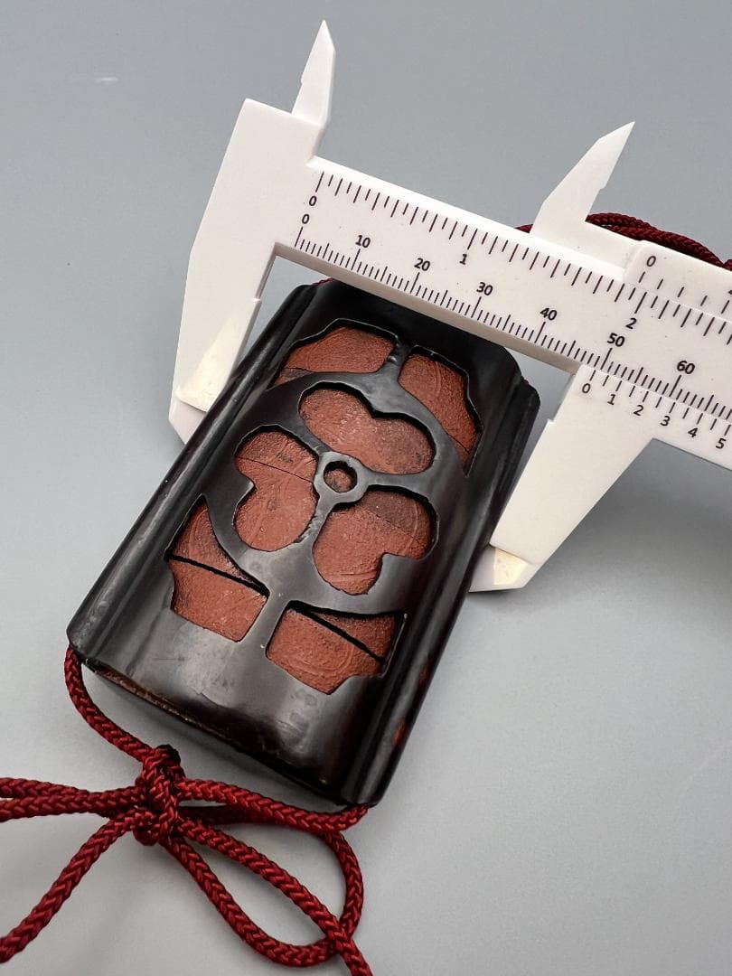 印籠 時代 三段 緒締 提げ物 草履に蛙根付 在銘 細密細工 重量約49g