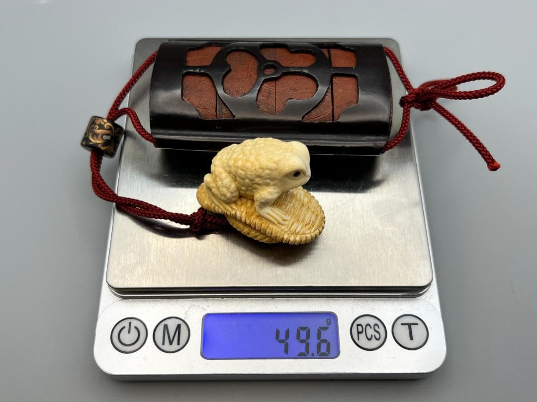 印籠 時代 三段 緒締 提げ物 草履に蛙根付 在銘 細密細工 重量約49g