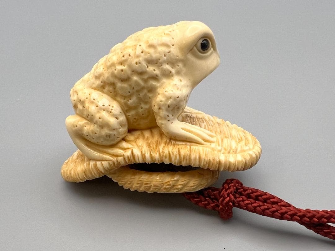 印籠 時代 三段 緒締 提げ物 草履に蛙根付 在銘 細密細工 重量約49g