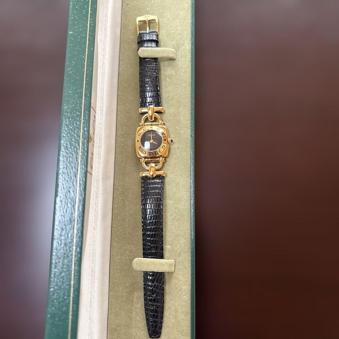 グッチ　腕時計　黒✖️ゴールド