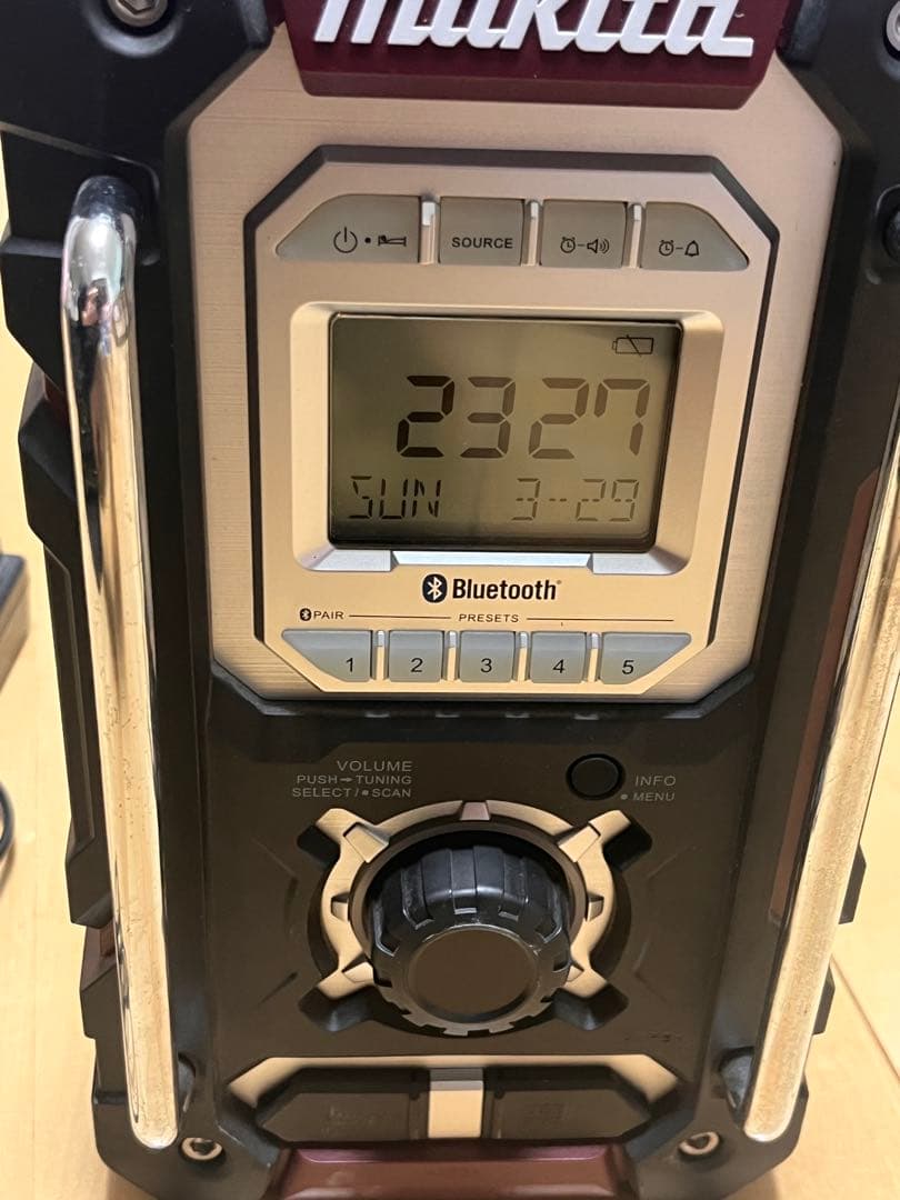 MAKITA 充電式ラジオ MR108 赤