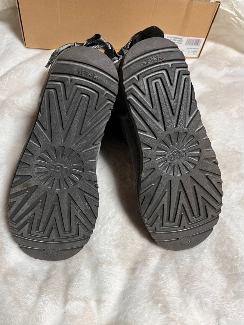 UGG グレー リボン付き ムートンブーツ　ケアプロテクターと替えリボン付き