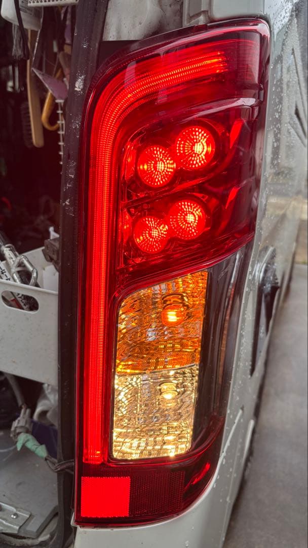 キャラバン nv350 後期型 純正リアテール 左右セット