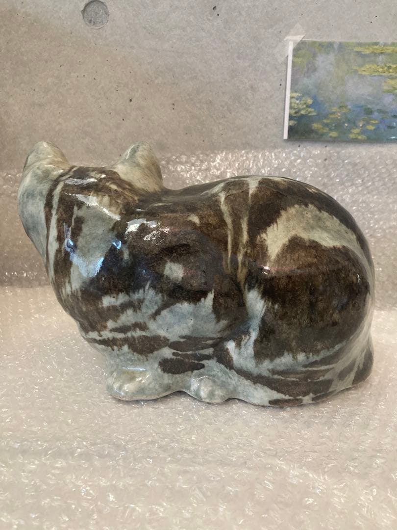 ケンジントンキャット　陶器 猫の置物 グレーとブラウンのストライプ