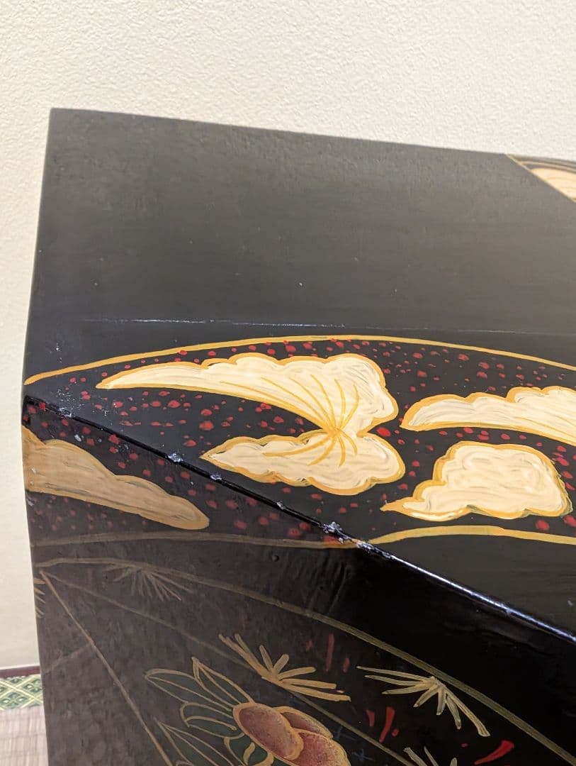 送料込み　黒漆塗りの花鳥風月タンス　キャビネット