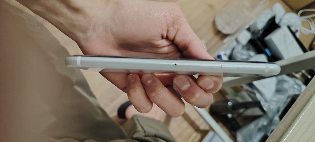 iPhone SE (第2世代) 128GB SIMフリー ホワイト