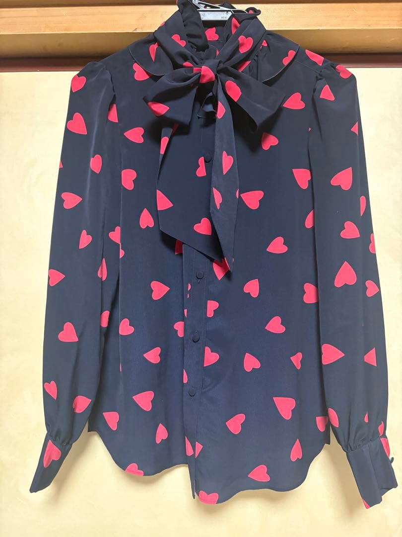 ルルウィルビー　デシンハートプリントボウタイブラウス　ネイビー　アルアバイル
