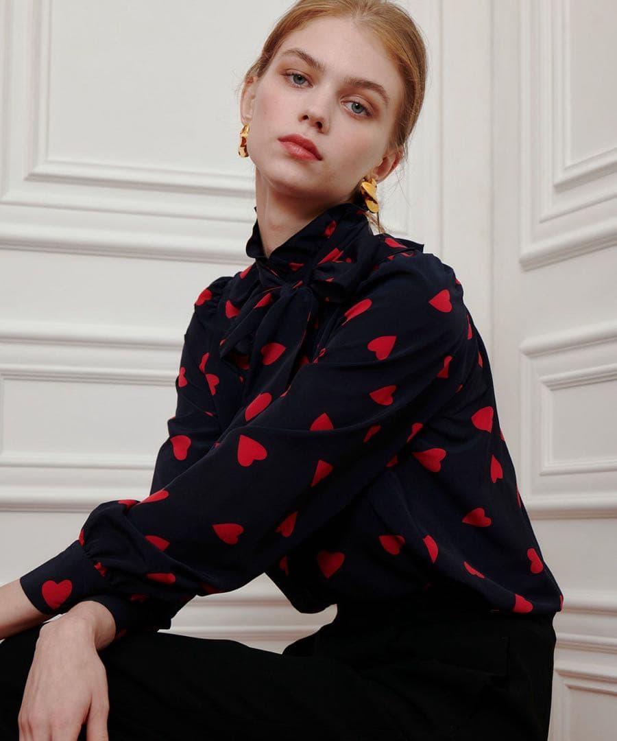 ルルウィルビー　デシンハートプリントボウタイブラウス　ネイビー　アルアバイル