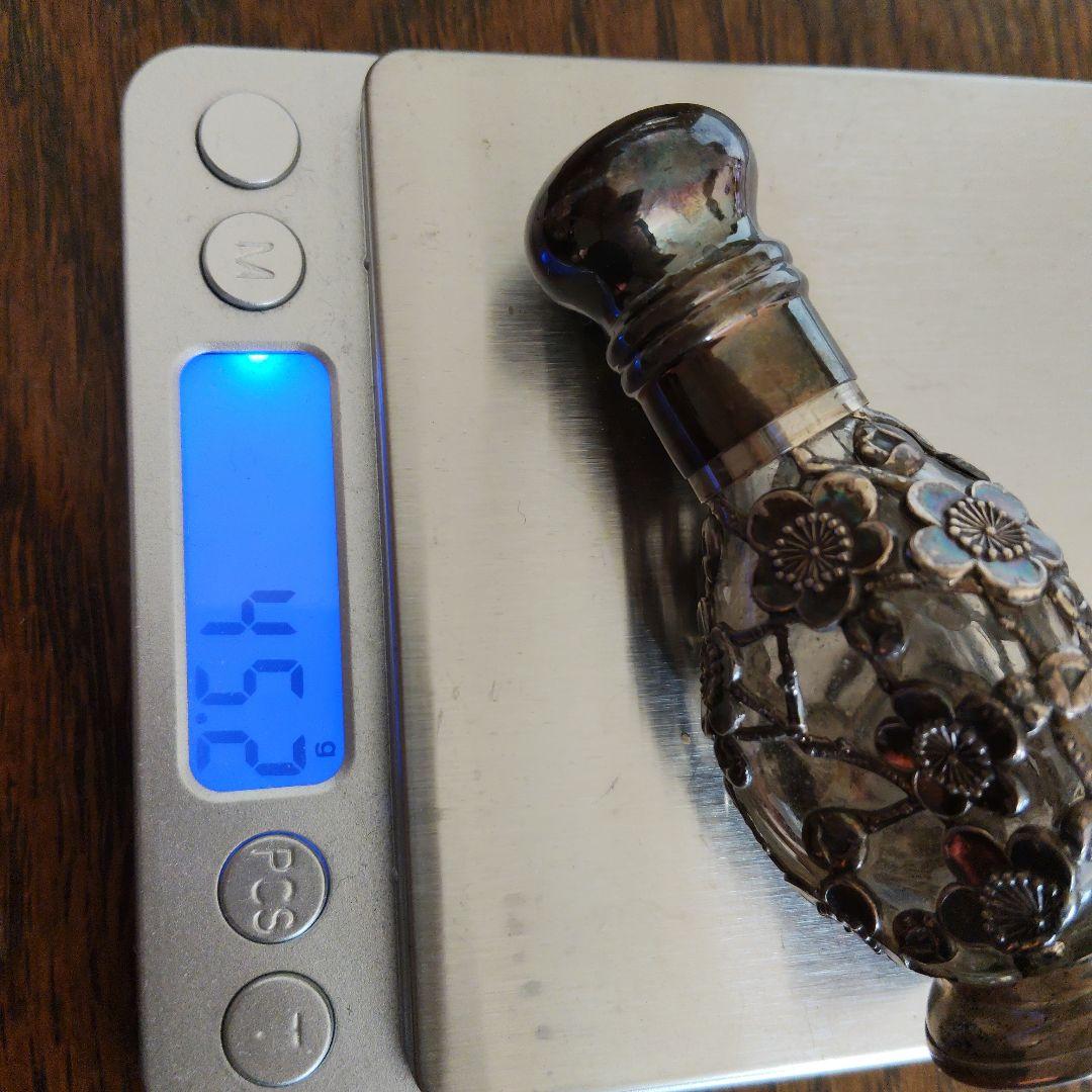 日本製、梅花模様のガラスと金属製装飾品、オ−ルドシルバー-ボトル、塩入れとグラス