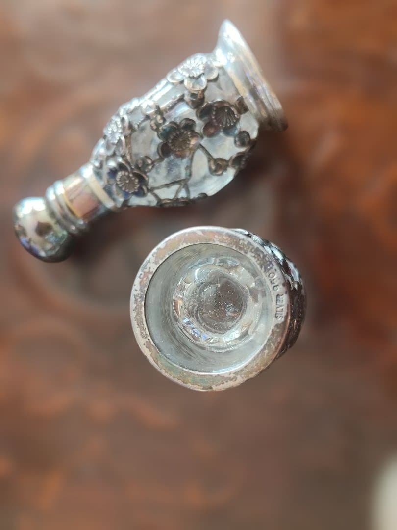 日本製、梅花模様のガラスと金属製装飾品、オ−ルドシルバー-ボトル、塩入れとグラス