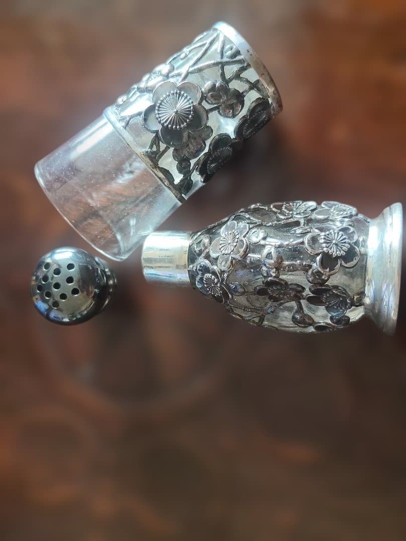 日本製、梅花模様のガラスと金属製装飾品、オ−ルドシルバー-ボトル、塩入れとグラス