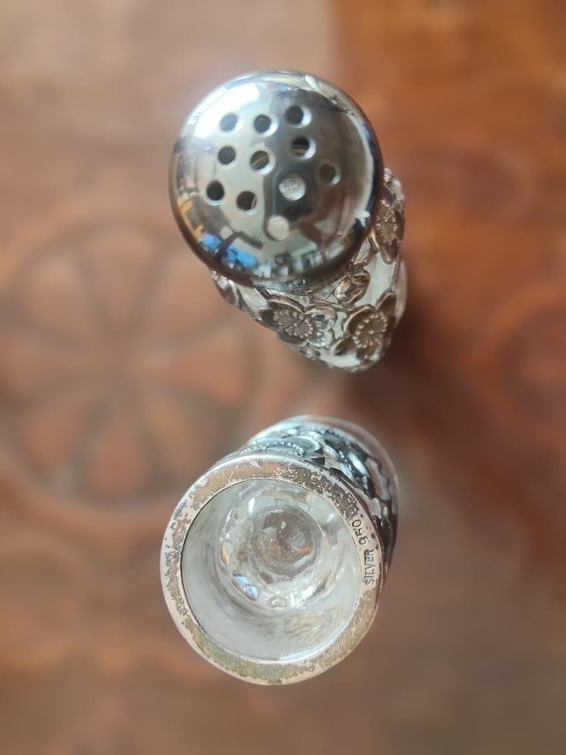 日本製、梅花模様のガラスと金属製装飾品、オ−ルドシルバー-ボトル、塩入れとグラス