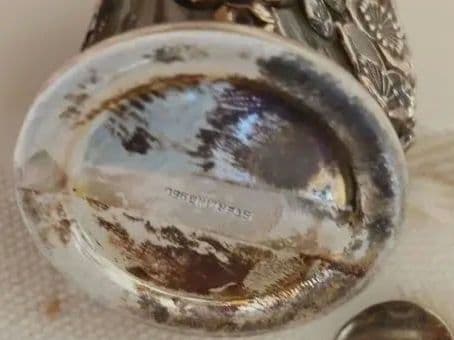 日本製、梅花模様のガラスと金属製装飾品、オ−ルドシルバー-ボトル、塩入れとグラス