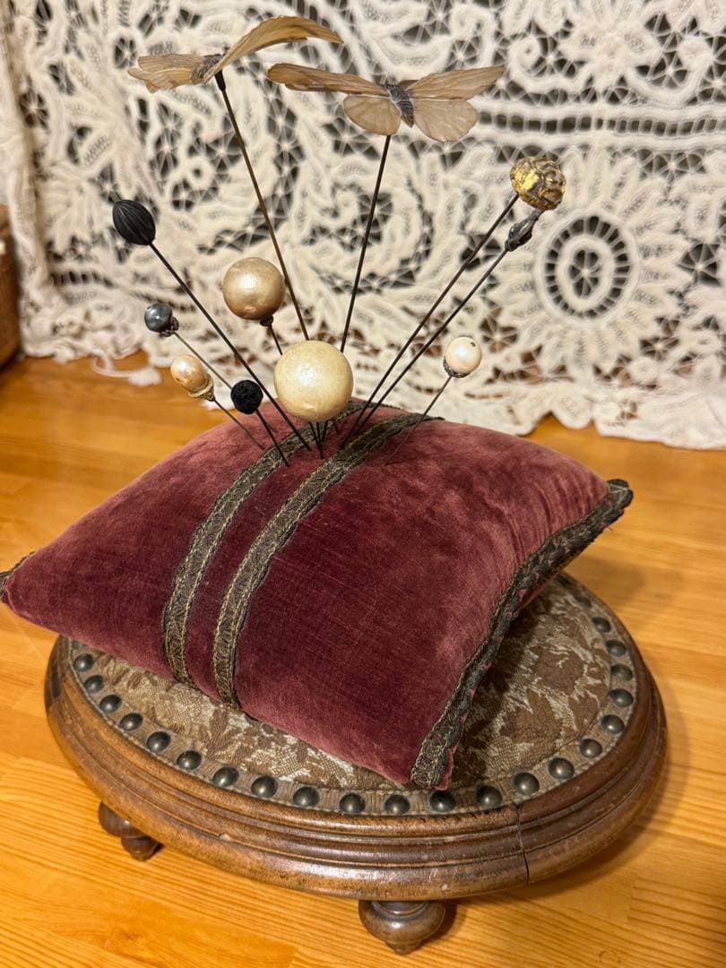 ピンクッション とアンティークピン、台座セット