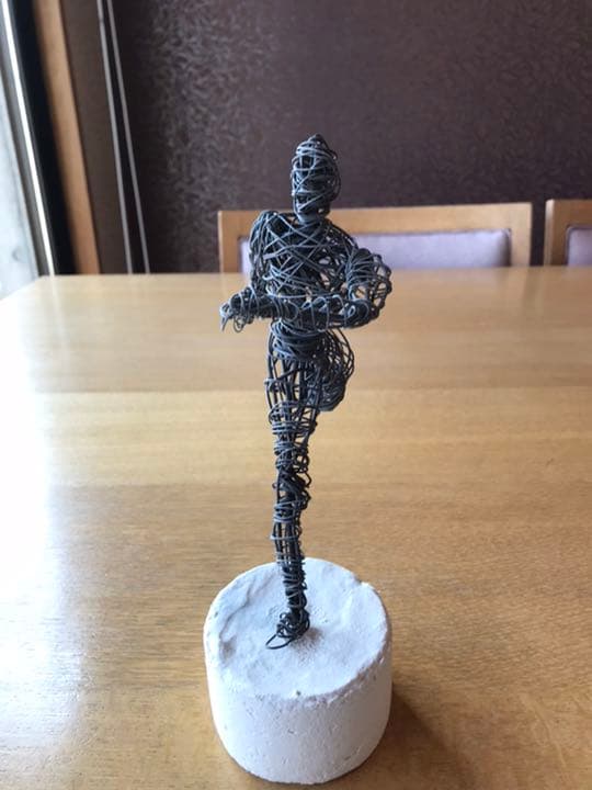 ワイヤーアート　「走る」