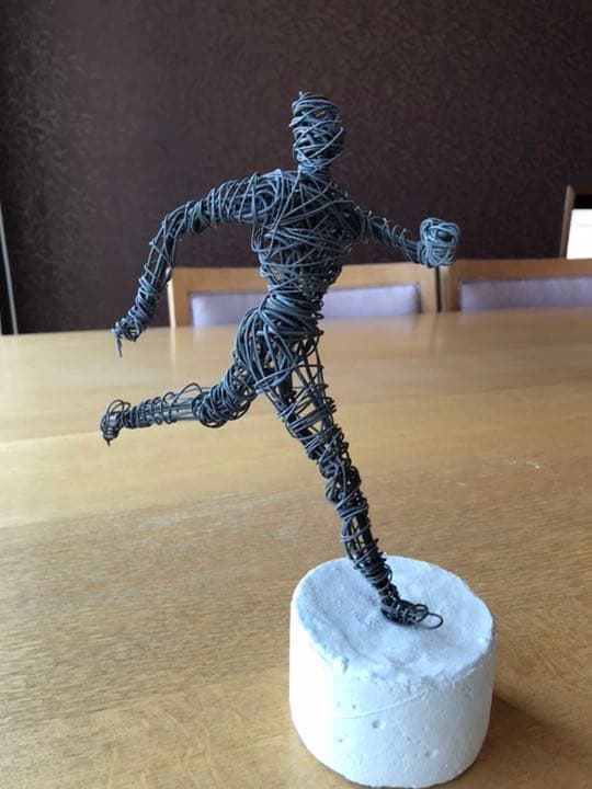 ワイヤーアート　「走る」