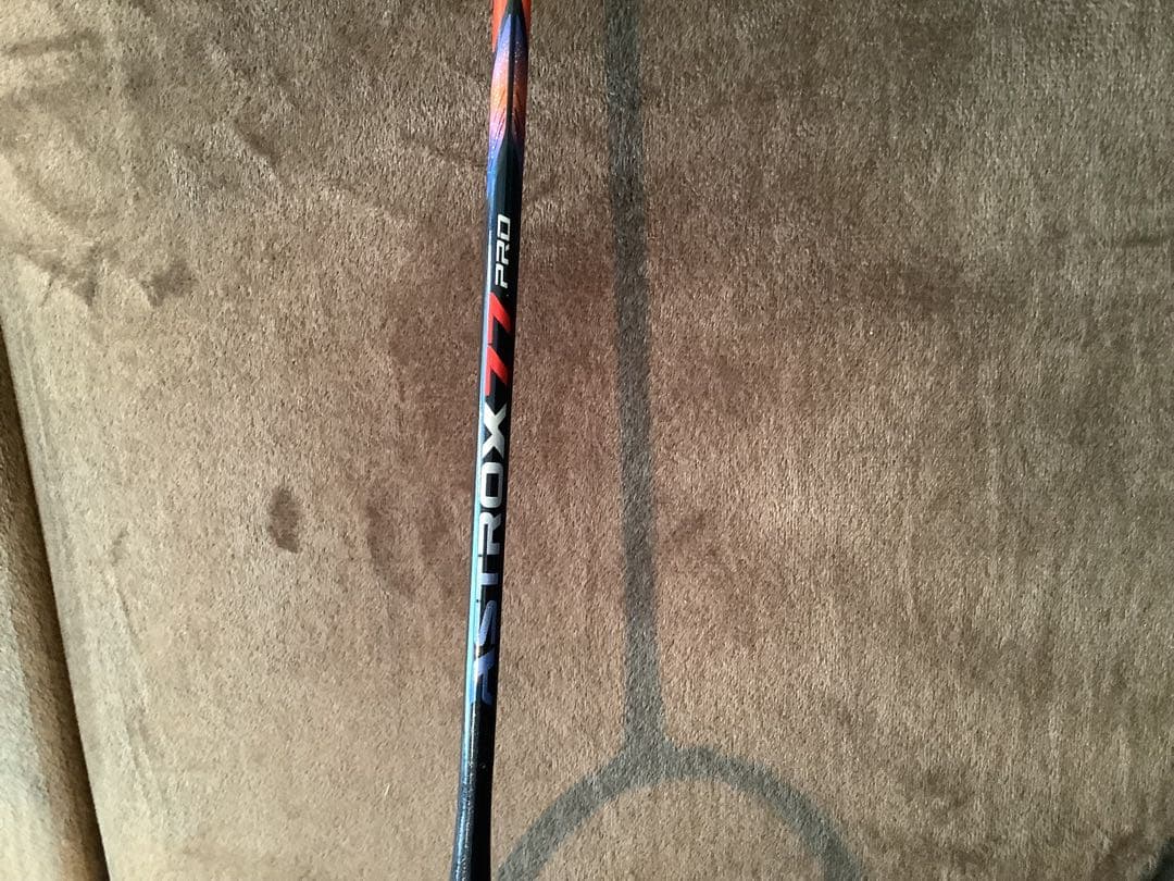 美品！廃盤品！ヨネックス　アストロクス77 プロ 4UG5 ガット付