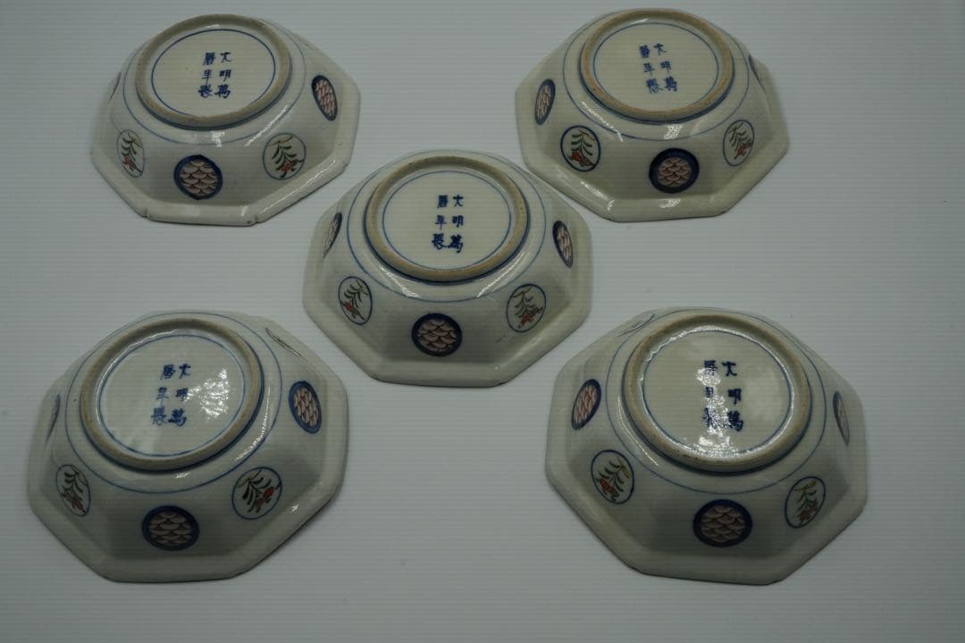 大聖寺伊万里　５客　赤絵金彩　八角中皿　大明萬暦年製　磁貫入　丸紋巻物　波図