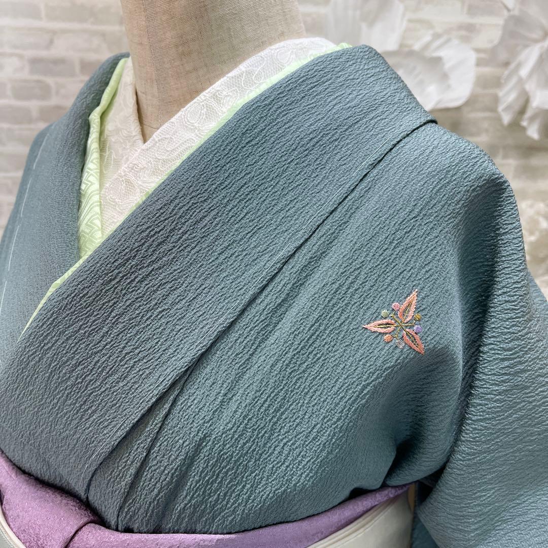 青緑色 小紋着物 刺繍入り