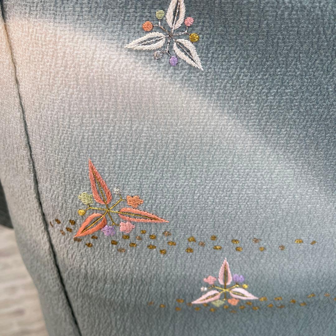 青緑色 小紋着物 刺繍入り