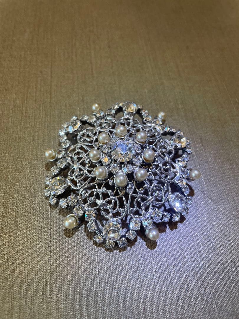 imac 装飾的な花のブローチ