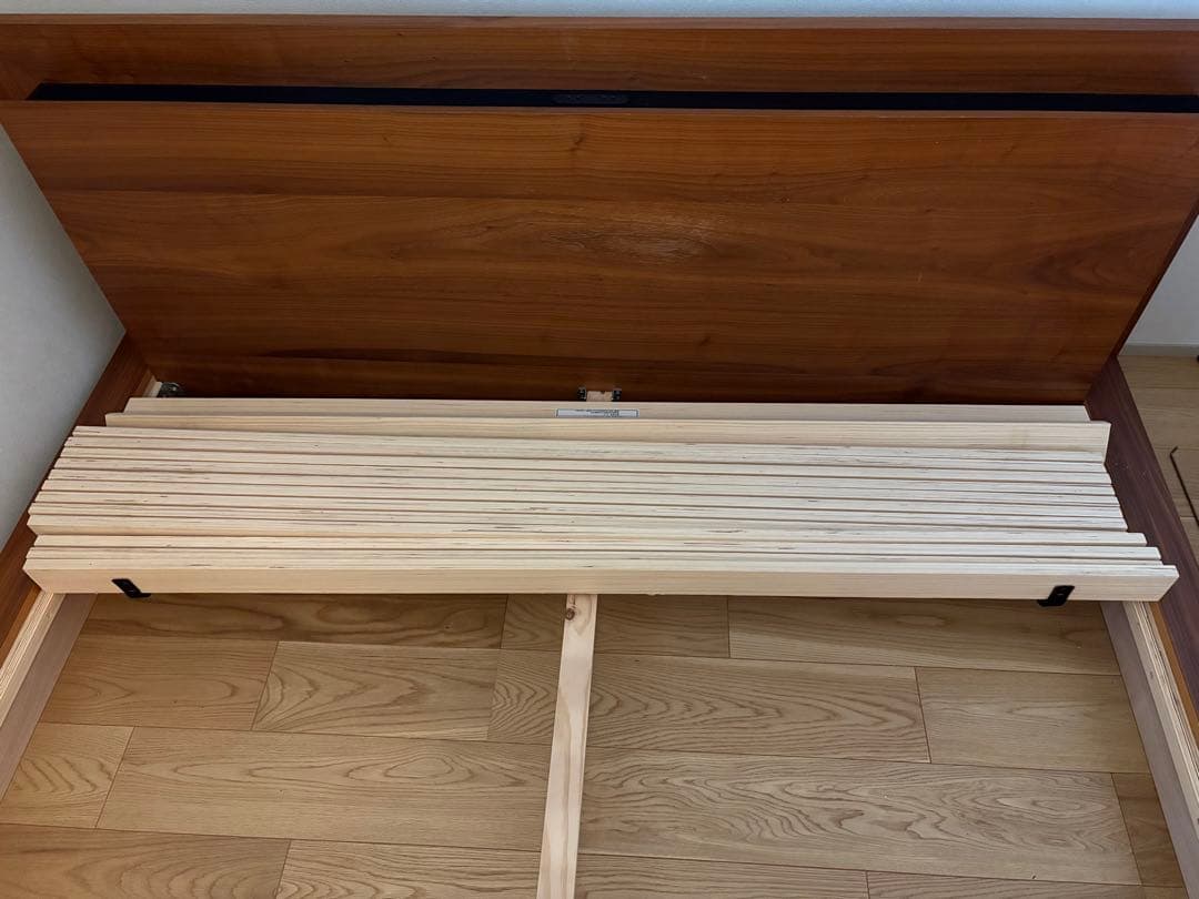 【直接引き取り限定】ニトリクイーンベッドフレーム(2口コンセント付き)