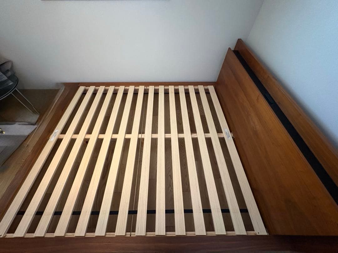 【直接引き取り限定】ニトリクイーンベッドフレーム(2口コンセント付き)