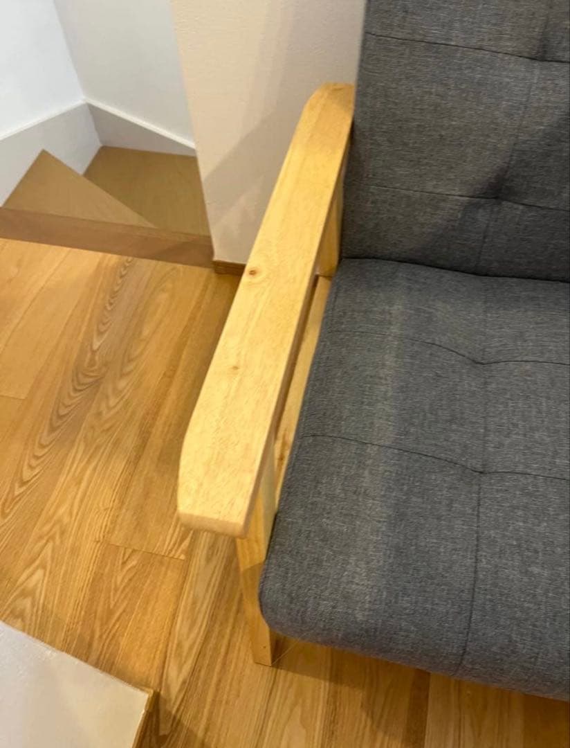 グレーの木製フレーム1人掛けソファ