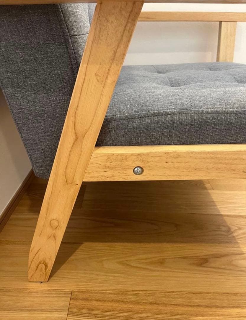 グレーの木製フレーム1人掛けソファ